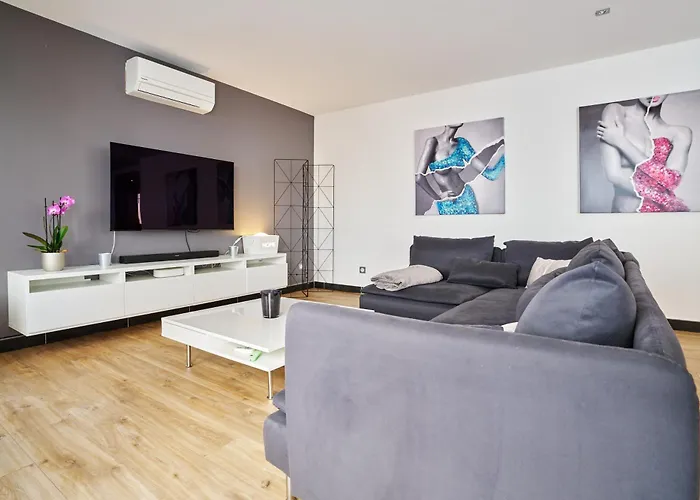 Maison De Ville Moderne Climatisee Avec Piscine
